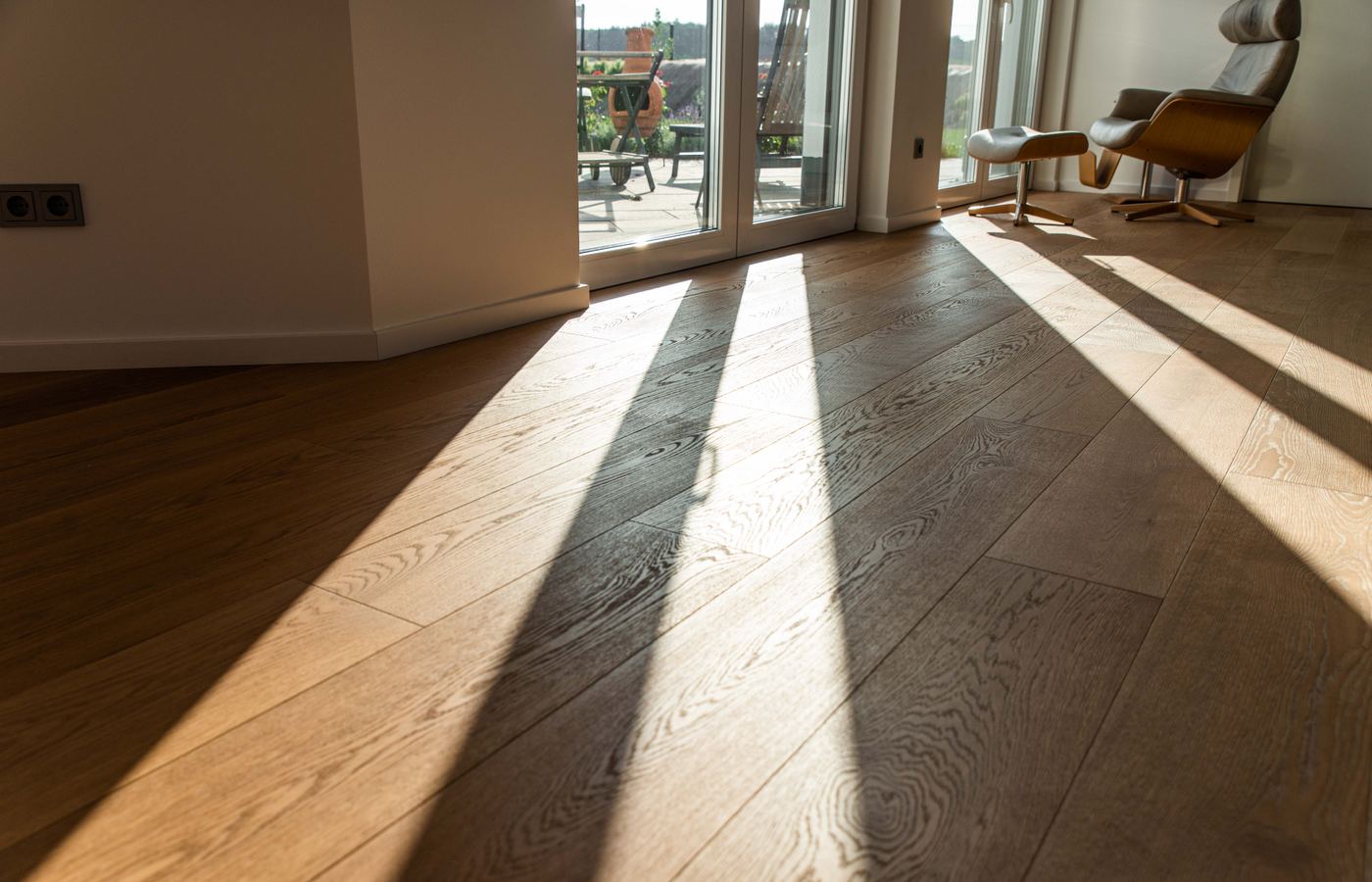 Verlegtes Echtholzparkett mit Sonnenlicht – Referenzprojekt Drüsedau Lich, Hermann Luh GmbH