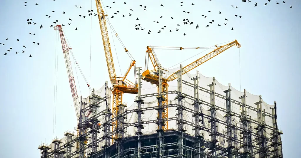 Bauprojekt in der Höhe mit sichtbaren Kränen