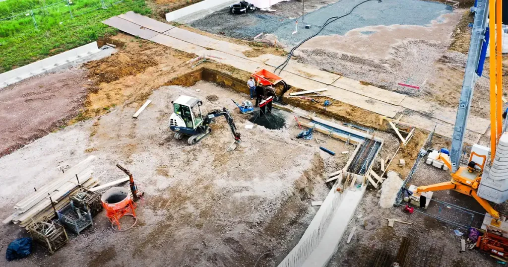 Baustelle von oben mit verschiedenen Geräten