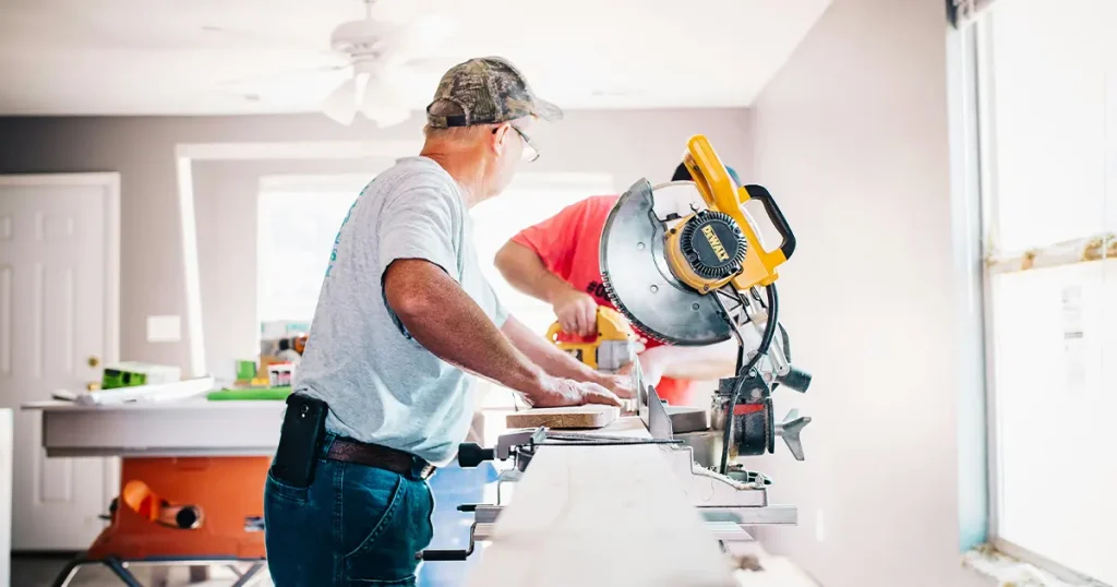 Handwerker arbeitet an Säge